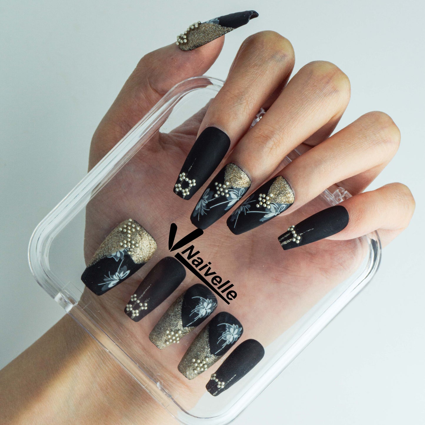 Naivelle_Press_On_Nails_Middle_Black_and_gold-3D_Nailart_Chinese_style-A681_Hands-on