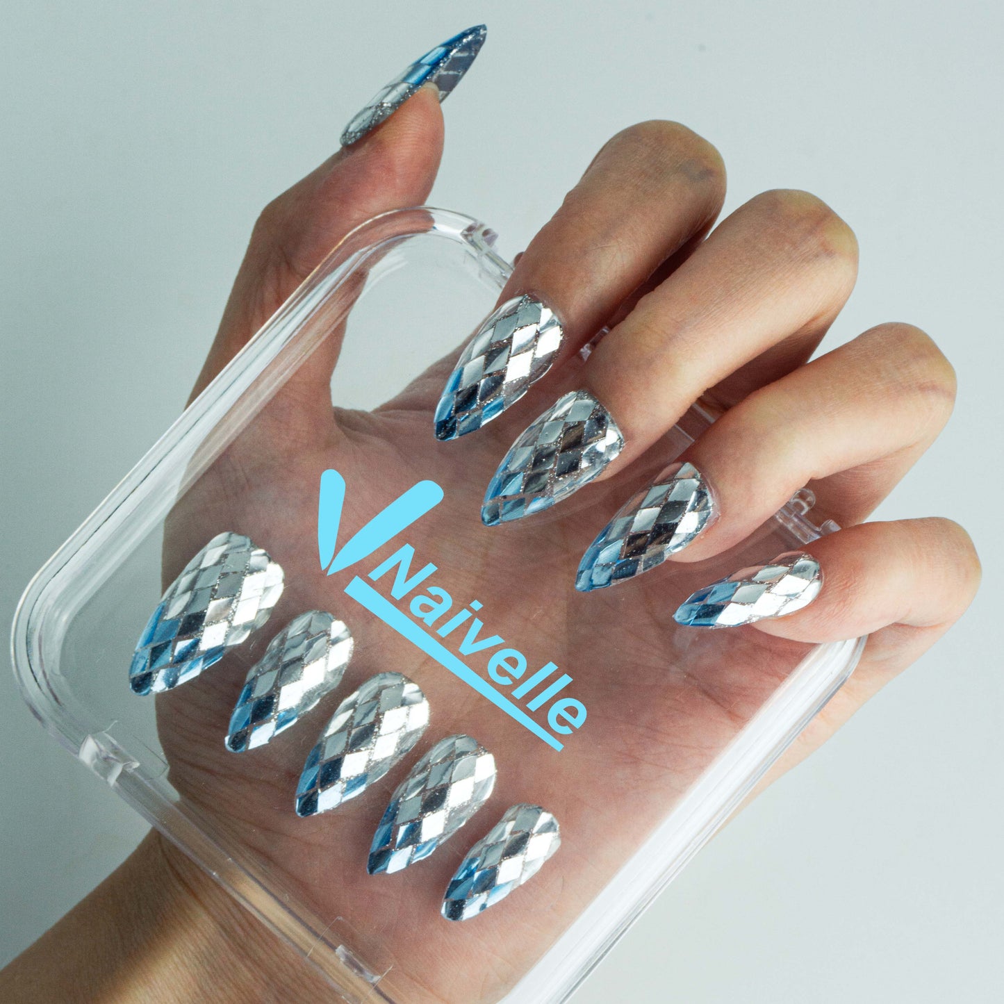 Naivelle_Press_On_Nails_Middle_Blue-Winter_3D_Nailart-A622_Hands-on