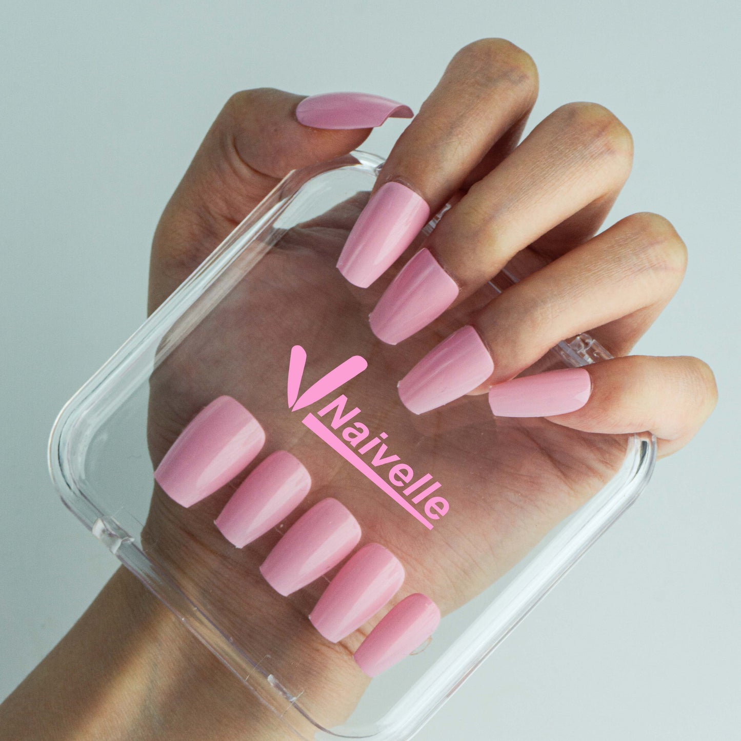 Naivelle_Press_On_Nails_Middle_Pink-Everyday_style-Z25_Hands-on
