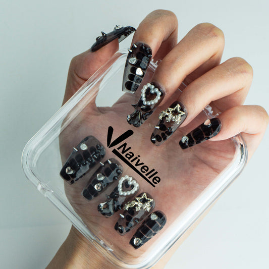 Naivelle_Press_On_Nails_Middle_Black-Concert_3D_Nailart-A782_Hands-on