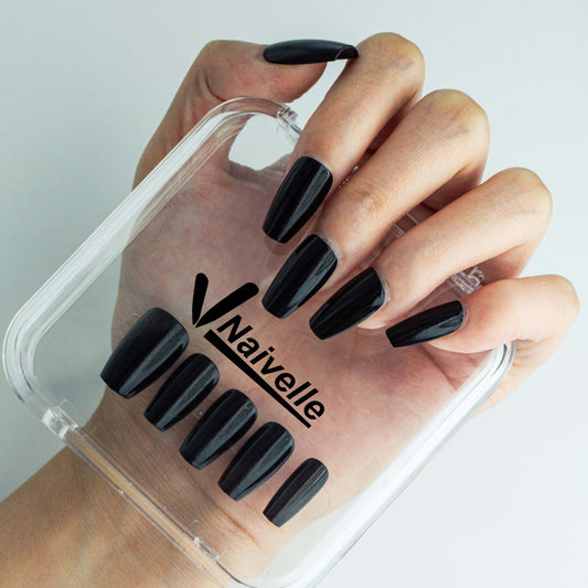 Naivelle_Press_On_Nails_Middle_Black-Everyday_style-Z28_Hands-on