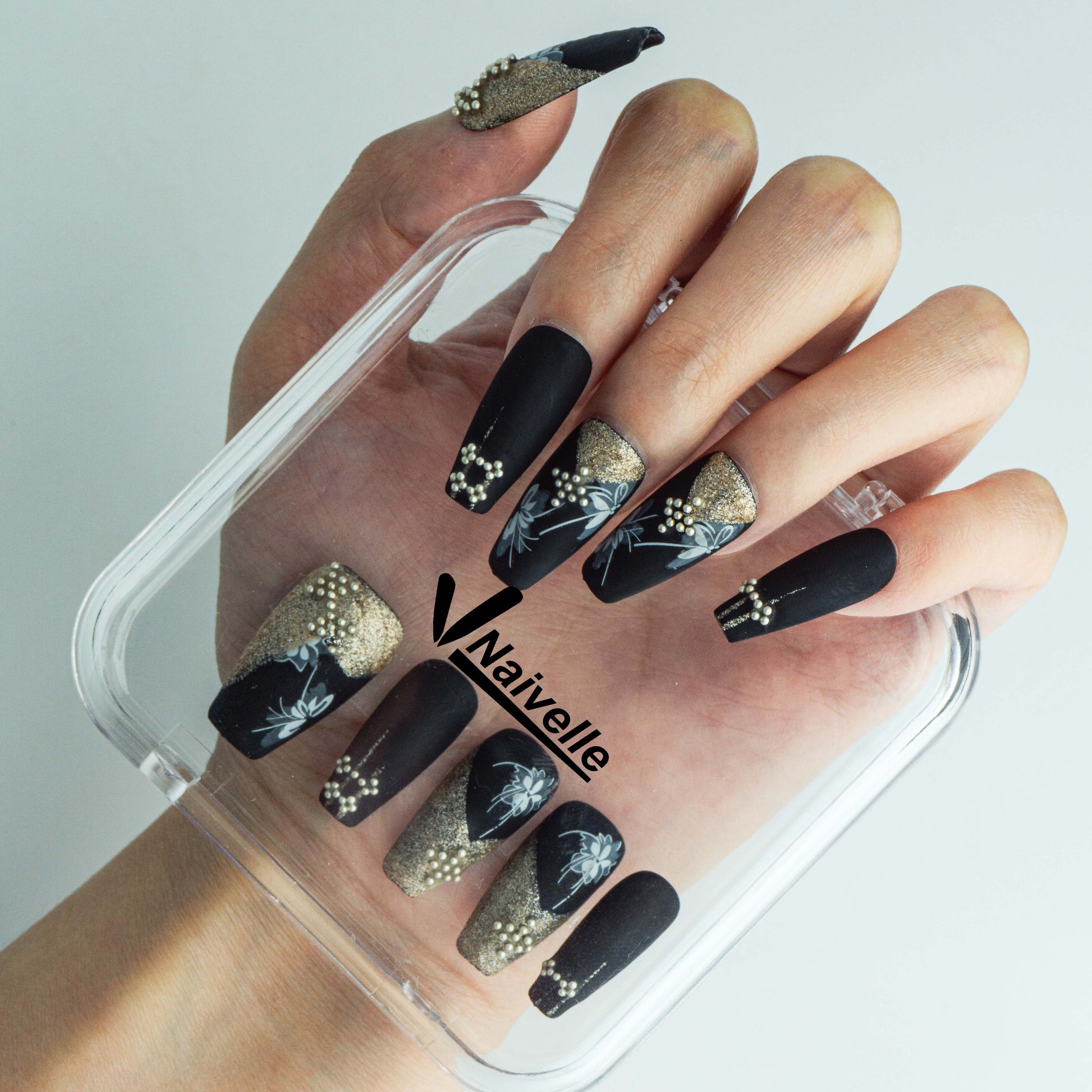 Naivelle_Press_On_Nails_Middle_Black_and_gold-3D_Nailart_Chinese_style-A681_Hands-on