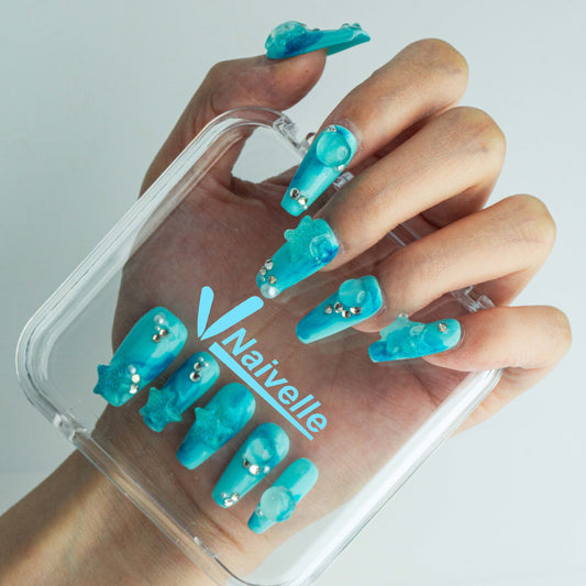 Naivelle_Press_On_Nails_Middle_Green-3D_Nailart_Beach_days-A370_Hands-on