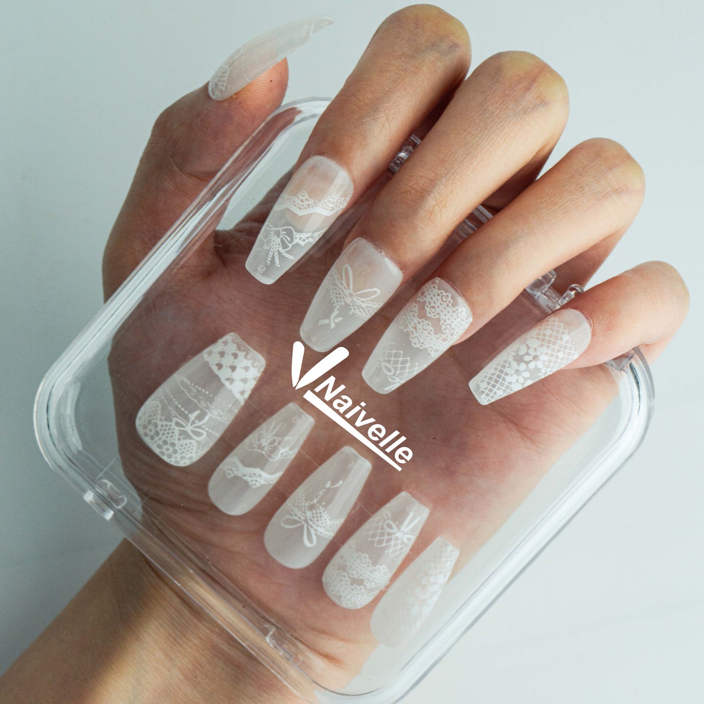 Naivelle_Press_On_Nails_Middle_White-Christmas-A406_Hands-on