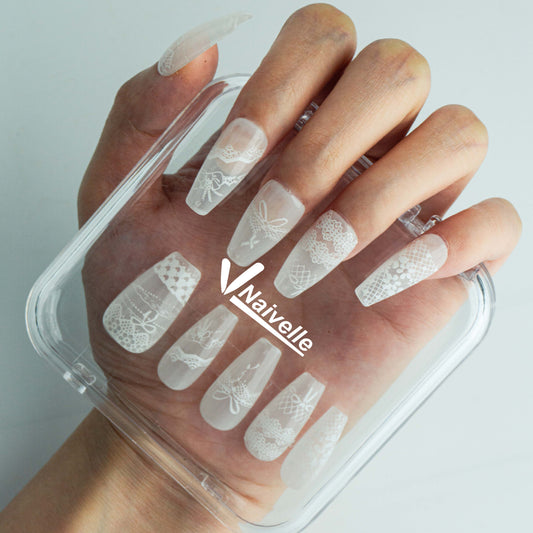 Naivelle_Press_On_Nails_Middle_White-Christmas-A406_Hands-on